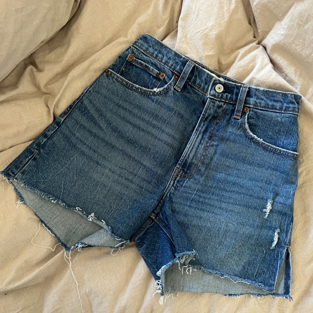 Abercrombie & Fitch Jean Shorts in Size 26- Curve Love Fit. Dark wash.